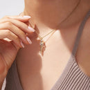 Colar Abraço Eterno – Um laço de amor banhado a ouro 18K.